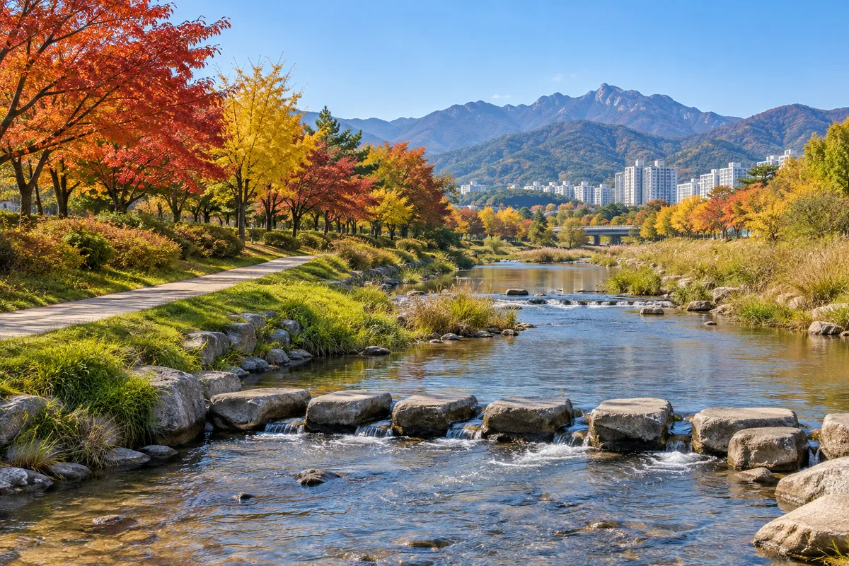 하천 둔치의 산책길과 징검다리, 단풍 든 나무와 맑은 하늘